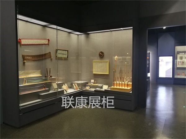 專業(yè)定做博物館沿墻通柜的廠家多么?