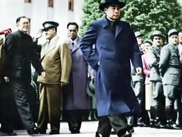 為總理外衣提供文物保護(hù)的展柜,聯(lián)康展柜廠家備案榮幸。
