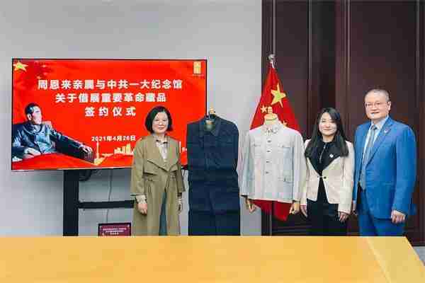 為總理外衣提供文物保護(hù)的展柜，聯(lián)康展柜廠家備案榮幸。