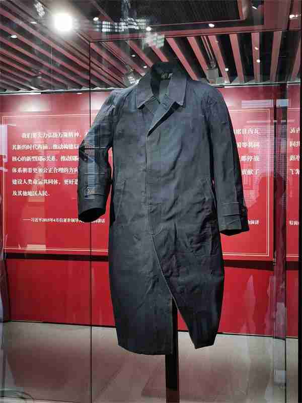為總理外衣提供文物保護(hù)的展柜,聯(lián)康展柜廠家備案榮幸。